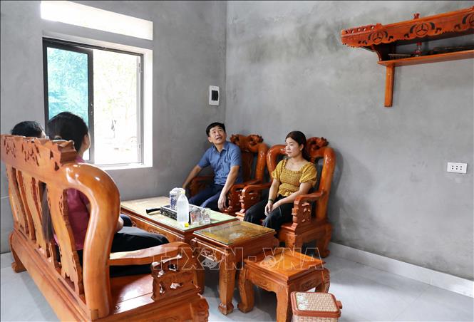 Gia đình anh Triệu Văn Kim, khu Thành Công, xã Văn Miếu trong ngôi nhà vừa được hỗ trợ xây mới. Ảnh: Tạ Toàn – TTXVN