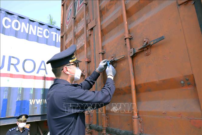 Nhân viên Hải quan ở cửa khẩu quốc tế Lao Bảo, tỉnh Quảng Trị, làm thủ tục xuất khẩu hàng hoá. Ảnh: Vũ Sinh - TTXVN