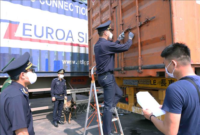 Nhân viên Hải quan ở cửa khẩu quốc tế Lao Bảo, tỉnh Quảng Trị, làm thủ tục xuất khẩu hàng hoá. Ảnh: Vũ Sinh - TTXVN