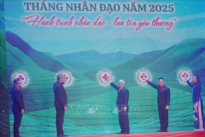Các đại biểu tham gia nghi thức phát động chương trình. Ảnh: Thu Hương – TTXVN