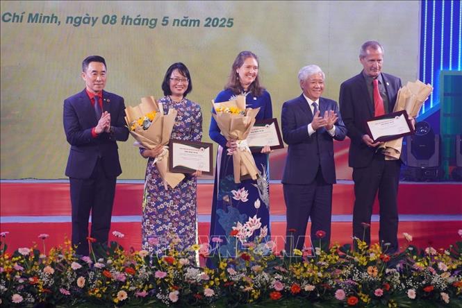 Lễ trao tặng hoa và thư cảm ơn cho các đơn vị tham gia Chiến dịch “Triệu bước chân nhân ái - Tiếp nối trang sử vàng”. Ảnh: Thu Hương – TTXVN