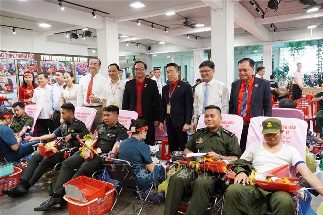 Học viên Campuchia tại Trường Sỹ quan Công binh tham gia hiến máu tình nguyện. Ảnh: Thu Hương – TTXVN