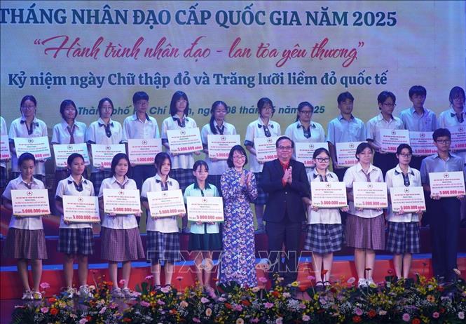 Lễ trao tặng học bổng cho các học sinh vượt khó, học giỏi tại Thành phố Hồ Chí Minh. Ảnh: Thu Hương – TTXVN