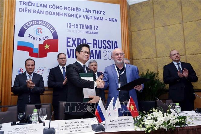 Ông Vũ Tiến Lộc, Chủ tịch VCCI (bên trái) và ông Vartanov David Robertovich, Chủ tịch Ban Tổ chức 