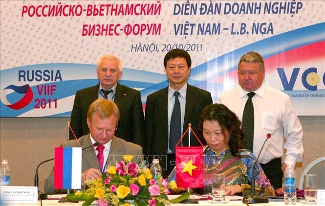 Ký kết thỏa thuận hợp tác giữa Phòng Thương mại và Công nghiệp Việt Nam (VCCI) với Hiệp hội Doanh nhân Moskva (Hà Nội, 20/10/2011). Ảnh: Huy Hùng - TTXVN