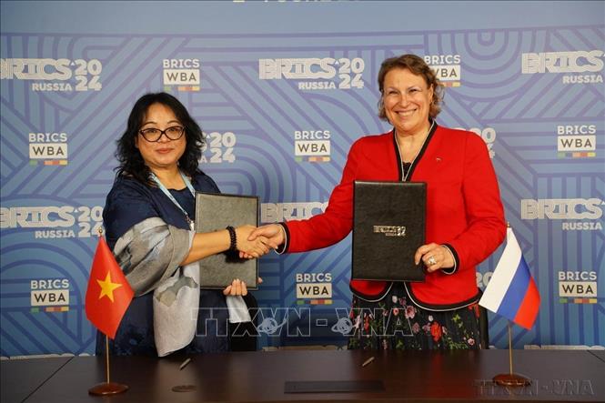 Doanh nghiệp Việt Nam và LB Nga ký thỏa thuận hợp tác tại Diễn đàn Kinh doanh Nữ giới BRICS được tổ chức ở thủ đô Moskva (Nga 4/6/2024). Ảnh: Duy Trinh - TTXVN