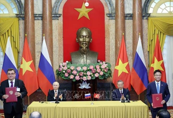 Chủ tịch nước Tô Lâm và Tổng thống Vladimir Putin chứng kiến trao các văn kiện hợp tác Việt - Nga (Hà Nội, 20/6/2024). Ảnh: Nhan Sáng - TTXVN