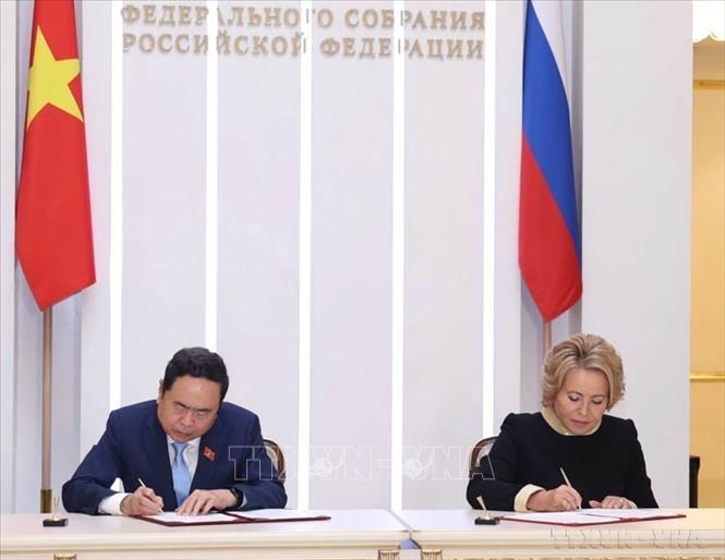 Chủ tịch Quốc hội Trần Thanh Mẫn và Chủ tịch V.I Matvienko ký Thỏa thuận hợp tác giữa Quốc hội Việt Nam và Hội đồng Liên bang Quốc hội Liên bang Nga (Moskva, 9/9/2024). Ảnh: Thống Nhất - TTXVN