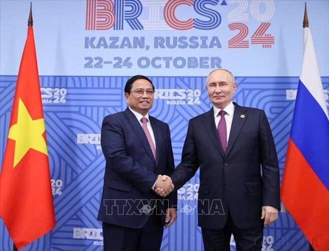 Trong khuôn khổ Hội nghị các Nhà lãnh đạo Nhóm các nền kinh tế mới nổi (BRICS) mở rộng tại Kazan, Liên bang Nga, tối 24/10/2024, Thủ tướng Phạm Minh Chính gặp Tổng thống Liên bang Nga Vladimir Putin, Chủ tịch Nhóm BRICS năm 2024. Ảnh: Dương Giang-TTXVN