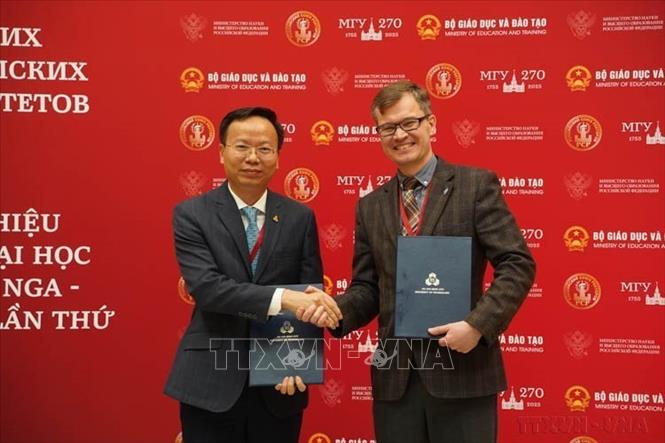 Trao biên bản thỏa thuận giữa Đại học tổng hợp Liên bang Viễn Đông và Đại học Bách khoa - Đại học Quốc gia TP Hồ Chí Minh tại Diễn đàn hiệu trưởng các trường đại học Việt – Nga lần thứ II (Moskva, 18/4/2024). Ảnh: Duy Trinh - TTXVN