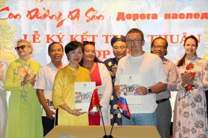 Ký kết hợp tác đầu tư giữa các doanh nghiệp Nga và Bình Thuận (07/03/2024). Ảnh: Nguyễn Thanh - TTXVN