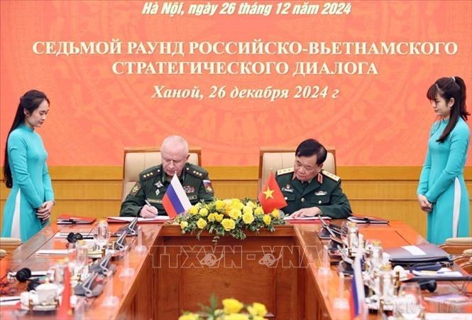 Thượng tướng Hoàng Xuân Chiến, Thứ trưởng Bộ Quốc phòng và Thượng tướng Alexander Vasilyevich Fomin, Thứ trưởng Bộ Quốc phòng Liên bang Nga ký kết văn kiện, làm cơ sở Quốc phòng hai nước tổ chức triển khai thực hiện các nội dung hợp tác trong thời gian tới (Hà Nội, 26/12/2024). Ảnh: An Đăng - TTXVN