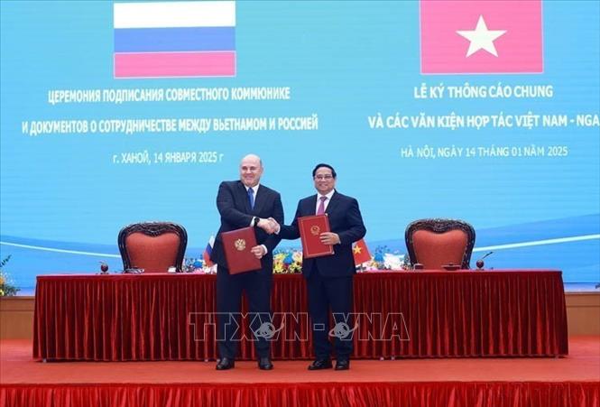 Hai Thủ tướng ký Thông cáo chung về kết quả chuyến thăm chính thức Việt Nam của Thủ tướng Liên bang Nga Mikhail Vladimirovich Mishustin (Hà Nội, 14/1/2025). Ảnh: Dương Giang – TTXVN