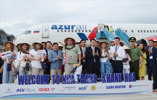 Lễ đón chuyến bay charter (thuê bao chuyến) đầu tiên, đưa 231 du khách Nga trở lại Khánh Hòa kể từ khi dịch COVID-19 bùng phát vào năm 2020 (Khánh Hòa, 17/03/2025). Ảnh: TTXVN phát