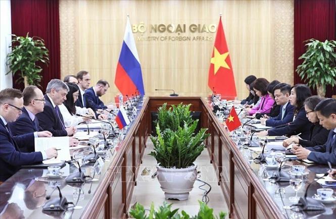 Thứ trưởng Ngoại giao Lê Thị Thu Hằng và Thứ trưởng Ngoại giao Nga A.Rudenko đồng chủ trì Tham vấn chính trị cấp Thứ trưởng Ngoại giao Việt Nam-Nga (Hà Nội, 21/2/2025). Ảnh: An Đăng - TTXVN