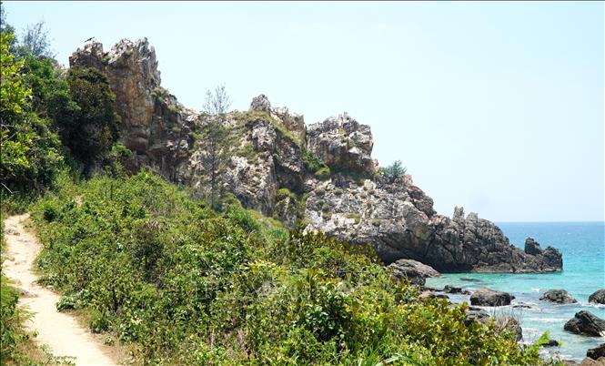 Mũi Vi Rồng còn giữ nét hoang sơ, kỳ bí. Ảnh: Lê Phước Ngọc - TTXVN