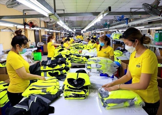 Trong số 22 mặt hàng chính xuất khẩu sang Nga, dệt may là mặt hàng có kim ngạch xuất khẩu cao nhất. Trong ảnh: Xưởng may hàng xuất khẩu của Công ty TNHH May mặc Dony, xã Vĩnh Lộc A, huyện Bình Chánh, Thành phố Hồ Chí Minh. Ảnh: Hồng Đạt - TTXVN