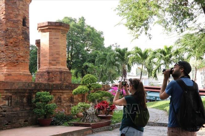 Nga là thị trường khách lớn thứ 2 của du lịch Khánh Hòa, chỉ sau Trung Quốc. Trong ảnh: Hai du khách Nga say sưa chụp ảnh tại di tích Tháp Bà Ponagar (Khánh Hòa). Ảnh: Tiên Minh - TTXVN