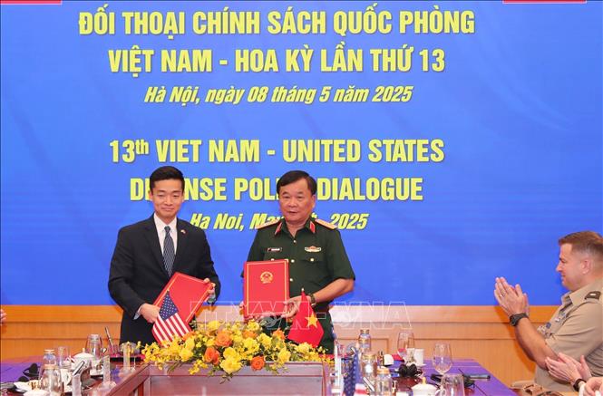  Thượng tướng Hoàng Xuân Chiến, Thứ trưởng Bộ Quốc phòng và Quyền Trợ lý Bộ trưởng Quốc phòng Hoa Kỳ John Noh ký biên bản đối thoại chính sách Quốc phòng Việt Nam - Hoa Kỳ lần thứ 13. Ảnh: Trọng Đức - TTXVN