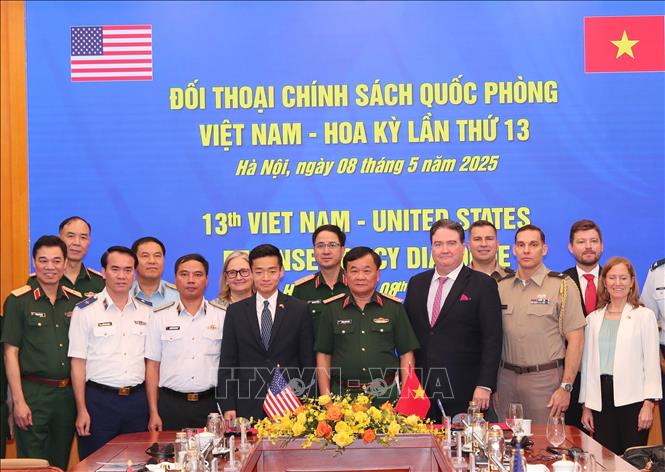 Thượng tướng Hoàng Xuân Chiến, Thứ trưởng Bộ Quốc phòng và Quyền Trợ lý Bộ trưởng Quốc phòng Hoa Kỳ John Noh cùng các đại biểu tại đối thoại chính sách Quốc phòng Việt Nam - Hoa Kỳ lần thứ 13. Ảnh: Trọng Đức - TTXVN