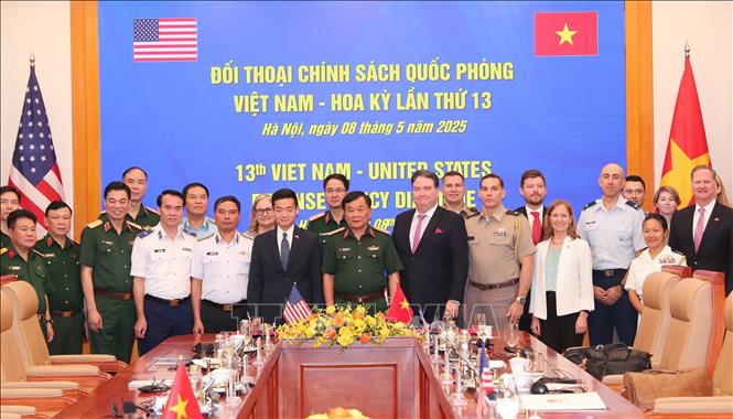  Thượng tướng Hoàng Xuân Chiến, Thứ trưởng Bộ Quốc phòng và Quyền Trợ lý Bộ trưởng Quốc phòng Hoa Kỳ John Noh cùng các đại biểu tại đối thoại chính sách Quốc phòng Việt Nam - Hoa Kỳ lần thứ 13. Ảnh: Trọng Đức - TTXVN