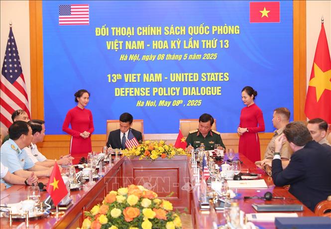  Thượng tướng Hoàng Xuân Chiến, Thứ trưởng Bộ Quốc phòng và Quyền Trợ lý Bộ trưởng Quốc phòng Hoa Kỳ John Noh ký biên bản đối thoại chính sách Quốc phòng Việt Nam - Hoa Kỳ lần thứ 13. Ảnh: Trọng Đức - TTXVN