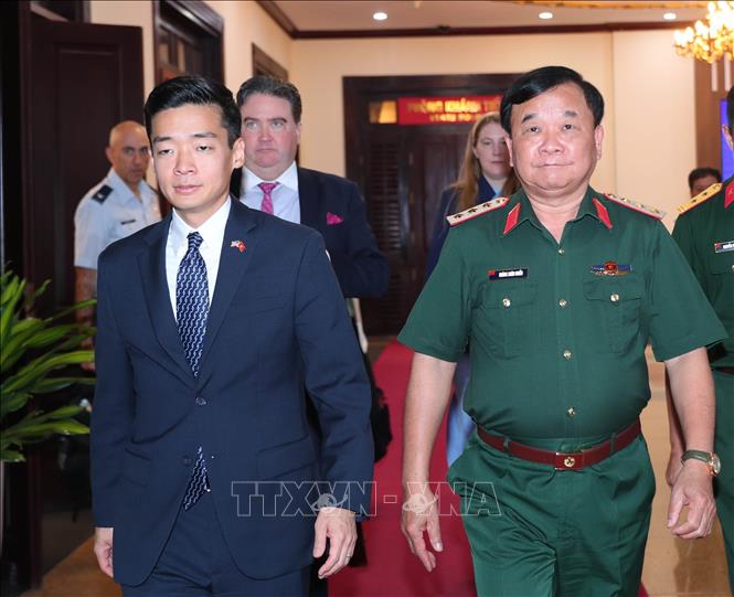  Thượng tướng Hoàng Xuân Chiến, Thứ trưởng Bộ Quốc phòng và Quyền Trợ lý Bộ trưởng Quốc phòng Hoa Kỳ John Noh sau khi kết thúc đối thoại chính sách Quốc phòng Việt Nam - Hoa Kỳ lần thứ 13. Ảnh: Trọng Đức - TTXVN