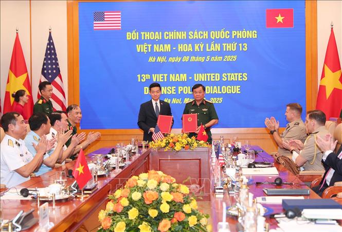 Thượng tướng Hoàng Xuân Chiến, Thứ trưởng Bộ Quốc phòng và Quyền Trợ lý Bộ trưởng Quốc phòng Hoa Kỳ John Noh trao đổi biên bản đối thoại chính sách Quốc phòng Việt Nam - Hoa Kỳ lần thứ 13. Ảnh: Trọng Đức - TTXVN
