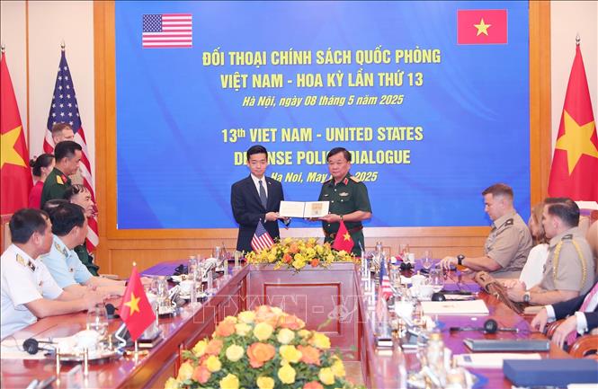  Thượng tướng Hoàng Xuân Chiến, Thứ trưởng Bộ Quốc phòng và  Quyền Trợ lý Bộ trưởng Quốc phòng Hoa Kỳ John Noh trao đổi kỷ vật của binh sĩ hai nước tìm được sau chiến tranh. Ảnh: Trọng Đức - TTXVN