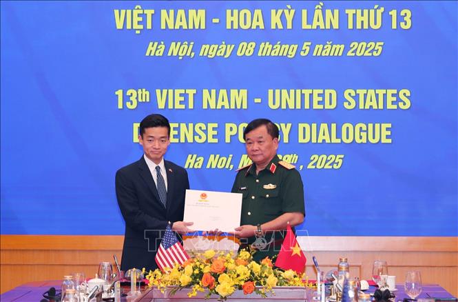  Thượng tướng Hoàng Xuân Chiến, Thứ trưởng Bộ Quốc phòng và  Quyền Trợ lý Bộ trưởng Quốc phòng Hoa Kỳ John Noh trao đổi kỷ vật của binh sĩ hai nước tìm được sau chiến tranh. Ảnh: Trọng Đức - TTXVN