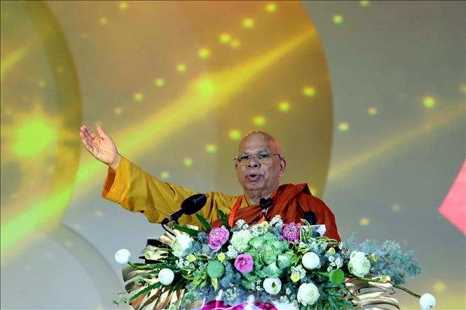 Hòa thượng Tiến sỹ T.Dhammaratana, Phó Chủ tịch Uỷ ban tổ chức Quốc tế Đại lễ Vesak Liên hợp quốc (ICDV), đọc Tuyên bố Thành phố Hồ Chí Minh. Ảnh: Thanh Vũ-TTXVN