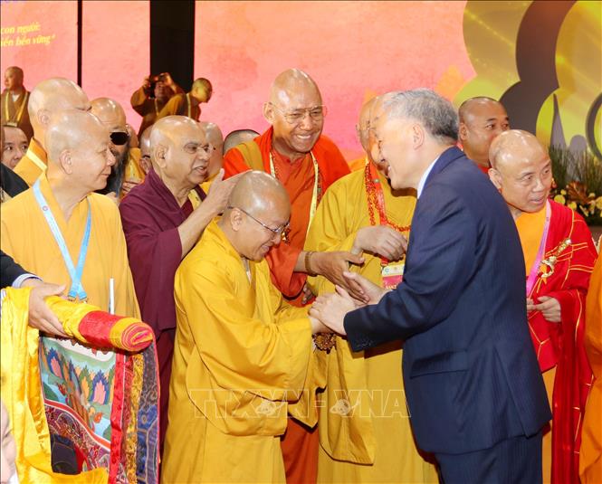 Phó Thủ tướng thường trực Chính phủ Nguyễn Hoà Bình với các đại biểu trong nước và quốc tế dự lễ bế mạc Đại lễ Vesak Liên hợp quốc 2025. Ảnh: Thanh Vũ-TTXVN