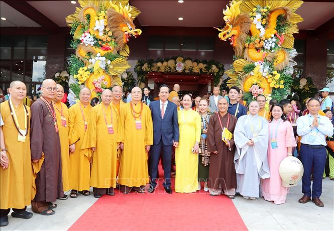 Bộ trưởng Bộ Dân tộc và Tôn giáo Đào Ngọc Dung với các đại biểu trong nước và quốc tế dự lễ bế mạc Đại lễ Vesak Liên hợp quốc 2025. Ảnh: Thanh Vũ-TTXVN