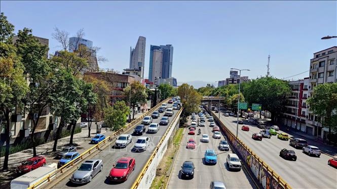 Một trục đường giao thông chính đi qua trung tâm thương mại thủ đô Mexico City, Mexico. Ảnh Phi Hùng - PV TTXVN tại Mỹ Latinh.