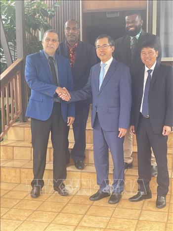 Đại sứ Phạm Hùng Tâm (phải) và Bộ trưởng Bộ Nông nghiệp, Lâm nghiệp và An ninh sinh học Vanuatu. Ảnh: TTXVN phát