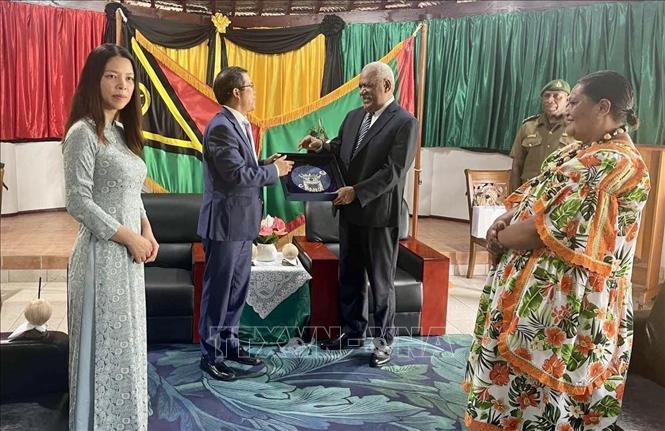 Đại sứ Việt Nam tại Australia Phạm Hùng Tâm và phu nhân (trái) trong Lễ trình quốc thư. Ảnh: TTXVN phát