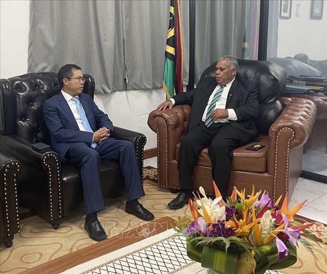 Đại sứ Phạm Hùng Tâm (trái) gặp Thủ tướng Vanuatu Jotham Napat. Ảnh: TTXVN phát