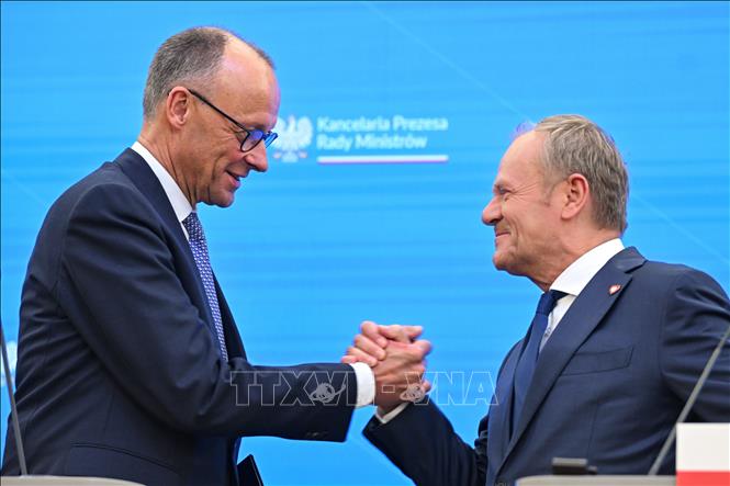 Thủ tướng Đức Friedrich Merz (trái) trong cuộc gặp Thủ tướng Ba Lan Donald Tusk tại Vácsava ngày 7/5/2025. Ảnh: PAP/TTXVN