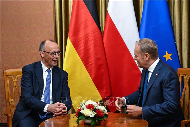 Thủ tướng Đức Friedrich Merz (trái) trong cuộc gặp Thủ tướng Ba Lan Donald Tusk tại Vácsava ngày 7/5/2025. Ảnh: PAP/TTXVN