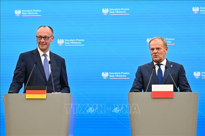 Thủ tướng Đức Friedrich Merz (trái) và Thủ tướng Ba Lan Donald Tusk tại cuộc họp báo ở Vácsava ngày 7/5/2025. Ảnh: PAP/TTXVN
