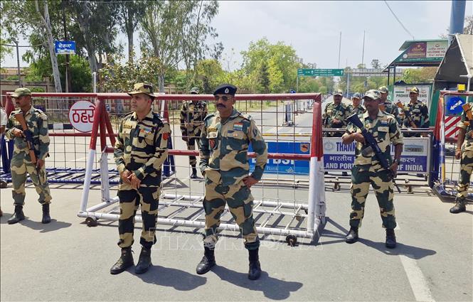 Lực lượng an ninh Ấn Độ gác tại điểm kiểm soát ở Amritsar, bang Punjab, Ấn Độ. Ảnh: ANI/TTXVN