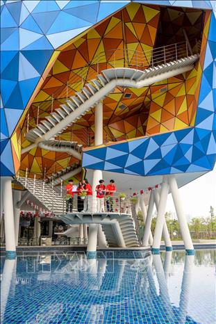 Về mặt công nghệ, khuôn viên ứng dụng trang thiết bị hiện đại, bao gồm thiết bị nghe nhìn tối tân, hệ thống tương tác trực tiếp và trực tuyến, các nền tảng số và Internet vạn vật (IoT) tạo điều kiện cho phương pháp giảng dạy mới. Ảnh: Thanh Tùng - TTXVN
