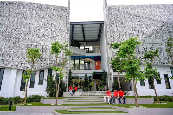 Về mặt công năng, hai tòa phức hợp tích hợp hàng loạt phòng chức năng hiện đại, đáp ứng tiêu chuẩn cơ sở vật chất về giáo dục quốc tế. Các phòng được phân loại theo chức năng, đáp ứng mọi nhu cầu. Ảnh: Thanh Tùng - TTXVN