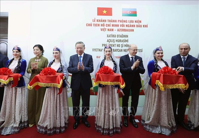 Tổng Bí thư Tô Lâm và Phu nhân cùng các đại biểu cắt băng khánh thành Phòng lưu niệm 