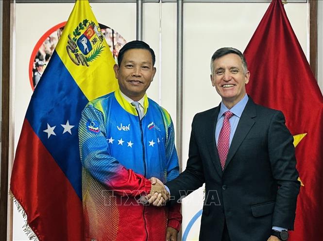 Ambassador Vu Trung My in Venezuela's Olympic uniform presented by Minister Cardillo. VNA/Photo by courtesy