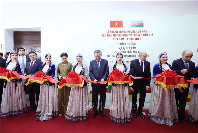Tổng Bí thư Tô Lâm và Phu nhân cùng các đại biểu cắt băng khánh thành Phòng lưu niệm 