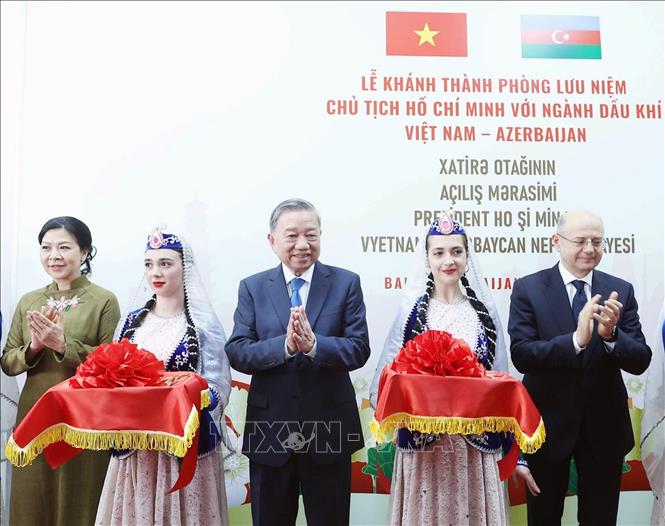 Tổng Bí thư Tô Lâm và Phu nhân cùng các đại biểu cắt băng khánh thành Phòng lưu niệm 