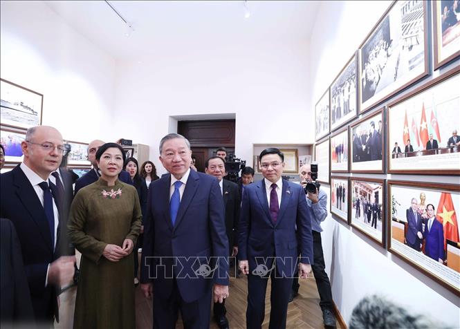 Tổng Bí thư Tô Lâm và Phu nhân tham quan Phòng lưu niệm 