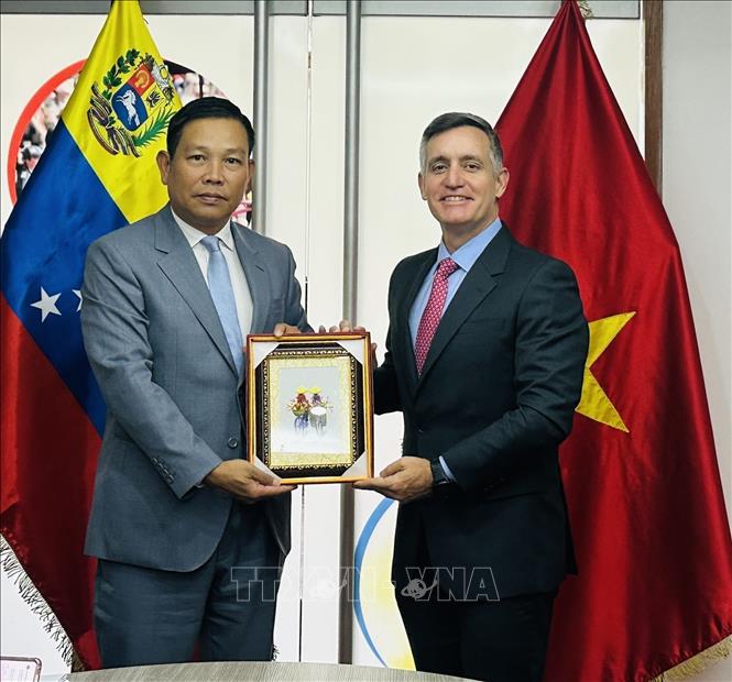 Ambassador Vu Trung My presents a souvenir to Minister Franklin Cardillo. VNA/Photo by courtesy
