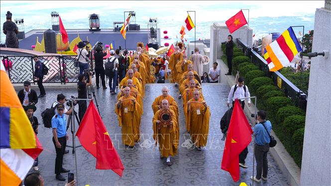 Đông đảo đại biểu trong nước và quốc tế tham dự Lễ tôn trí Xá lợi Đức Phật Thích Ca Mâu Ni tại Khu du lịch quốc gia núi Bà Đen, tỉnh Tây Ninh. Ảnh: Minh Phú - TTXVN
